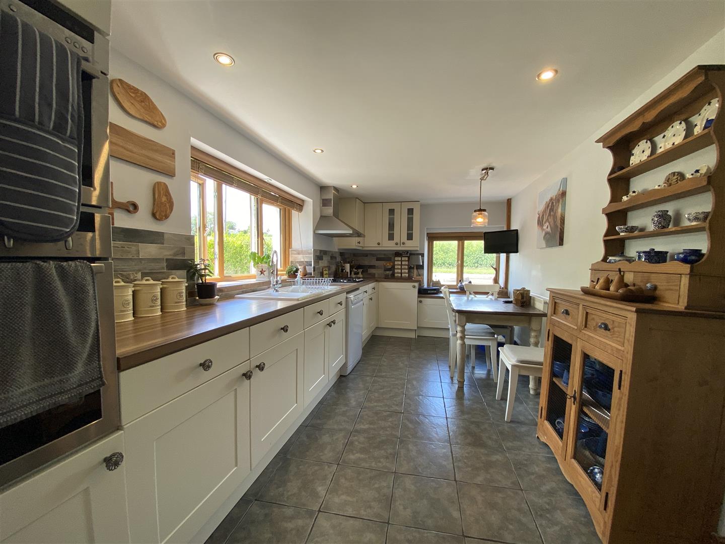 KITCHEN/BREAKFAST ROOM